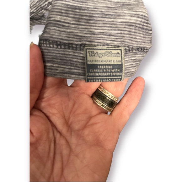 Lovely V-neck t-shirt! - Picture 2 of 3